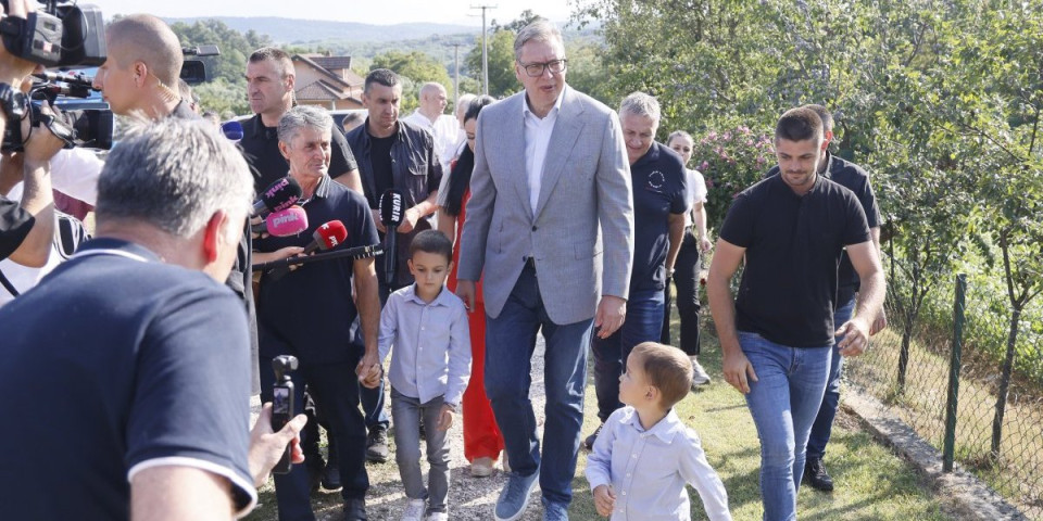 "Ne volim zbog zuba" - Mali Lazar do suza nasmejao Vučića odgovorom na pitanje (FOTO)