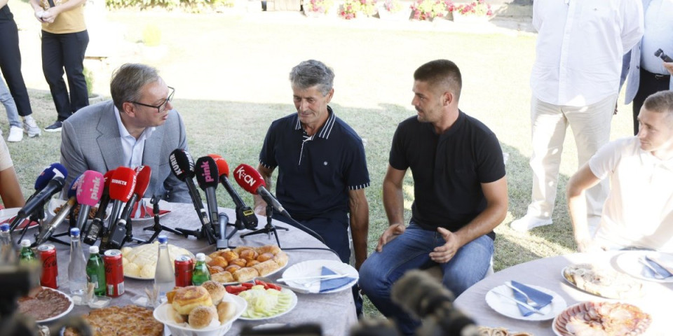 Rešeno već 200 problema građana! Vučić u Loznici otkrio prve rezultate portala "Ko si, bre, ti" (FOTO)
