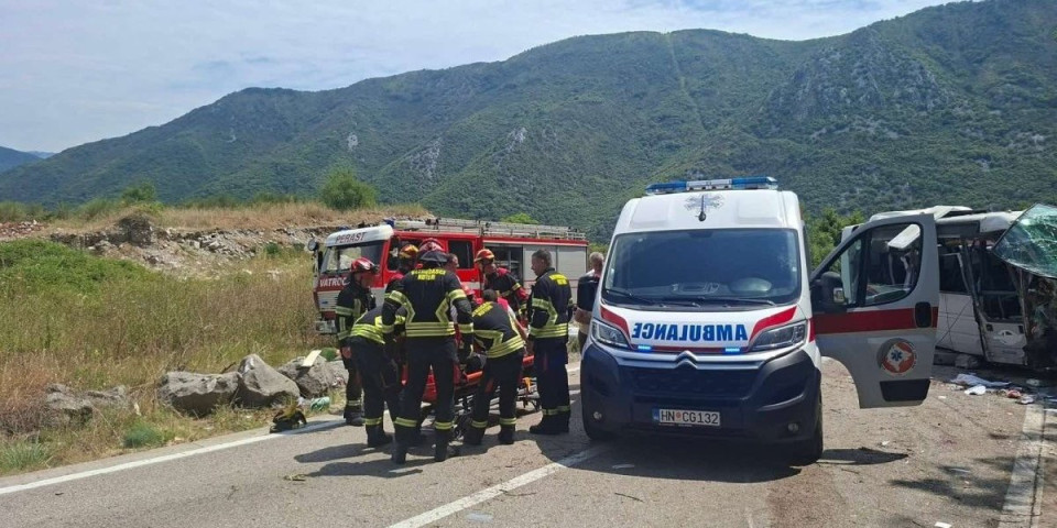 Tužilaštvo reagovalo nakon jezivog udesa kod Kotora: Kombijem zakucao putnike u betonski zid, Jovana (21) iz Niša poginula, 16 povređeno