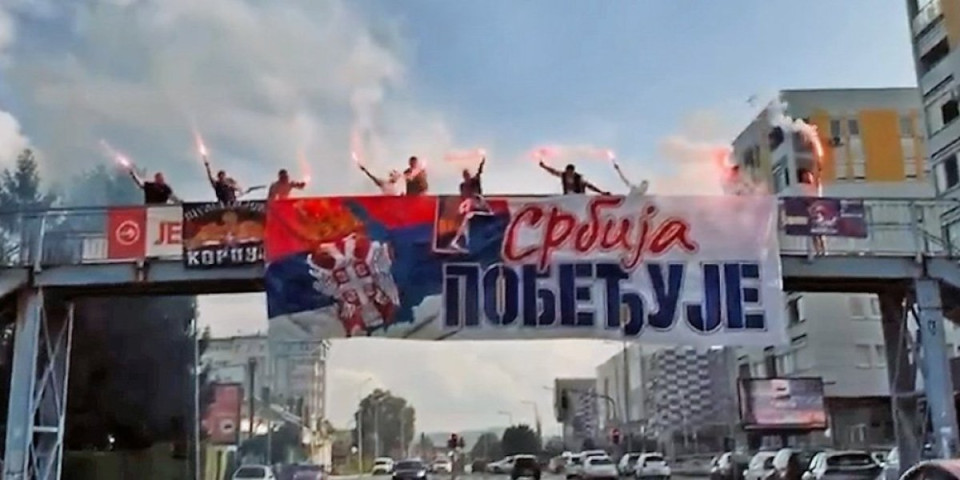 Pogledajte reku ljudi u Kragujevcu: Šumadija grmi pod sloganom "Srbija pobeđuje" (VIDEO)