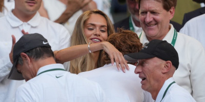 Fatalna Bosanka ukrala šou na finalu Vimbldona! Siner osvojio titulu, pa odmah otrčao njoj u zagrljaj (FOTO)