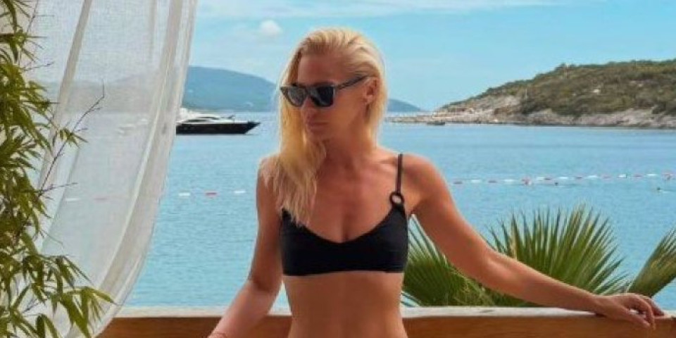 Vrelija od peska! Nataša Bekvalac spustila bretele, a poze na ležaljci su čista erotika (VIDEO)