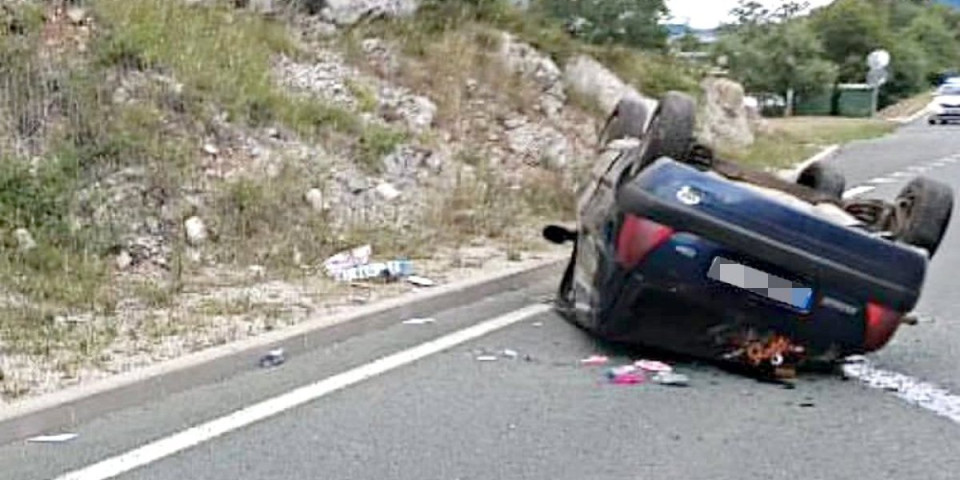 Stvari poispadale iz olupine: Teška nesreća na Zlatiborskom putu, automobil prevnut na krov nasred kolovoza (FOTO)