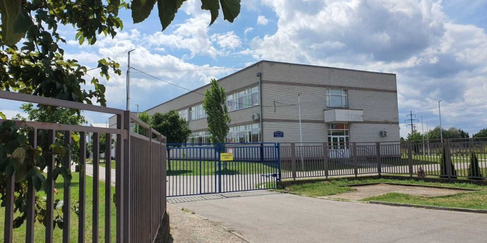 Ovo je škola u kojoj je došlo do pucnjave: Progovorili meštani Smedereva o mladiću koji je potegao pištolj (FOTO)