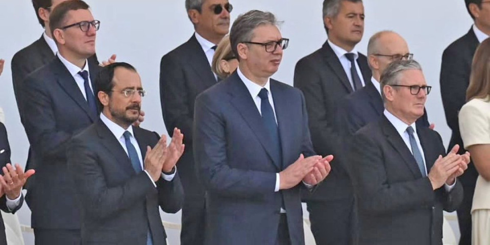 Hrvatski mediji ne mogu da prebole Pariz! Vučićevo mesto na vojnoj paradi izazvalo lavinu reakcija (VIDEO)