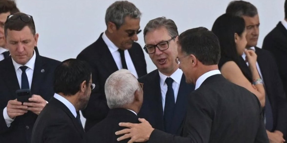 Blokaderima se ovo neće dopasti! Jedna fotografija iz Pariza zapušila usta svim mrziteljima Vučića (FOTO)