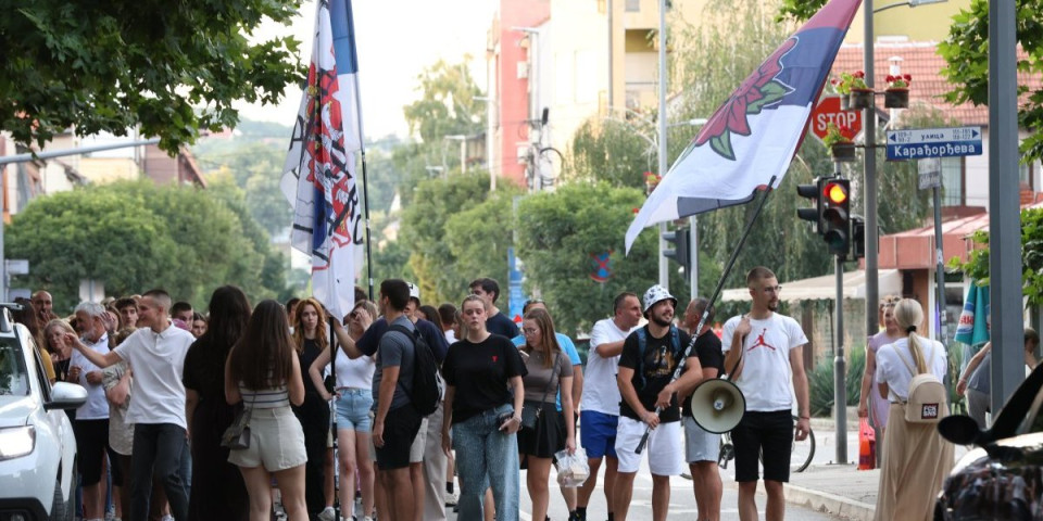 Šampioni licemerja! Blokaderi, imate li bar malo obraza: Napadali kampanju "od vrata do vrata", a sada...