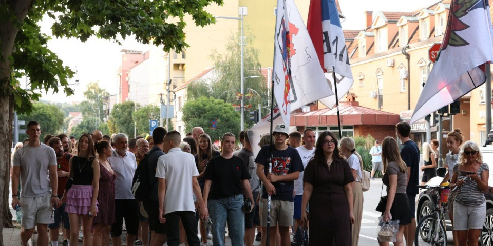 Brutalno gaženje Ustava Srbije! Blokaderi uvode diktaturu!