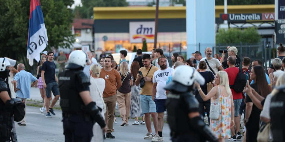 "Nemojte menjati stav, ko Boga vas molim!" ZLF hteo da se "prikači" blokaderskoj listi, pa usledio hladan tuš (FOTO)