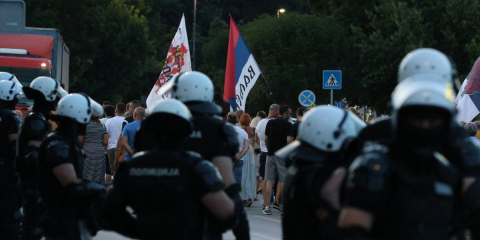Skandal! Histerična blokaderka brutalno vređa policiju - Poručila im da su "demoni" (VIDEO)