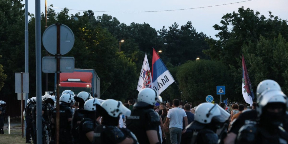 Razvratni karneval blokadera: Zapadna LGBT ideologija truje Srbiju - Pogledajte čija ćerka je upetljana