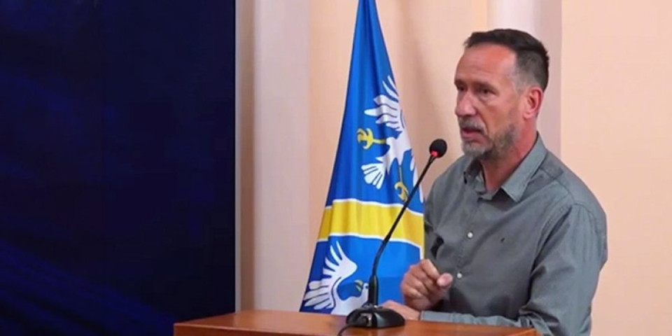 Skandal u Užicu: Raskrinkan blokaderski odbornik - Organizovao izložbu na kojoj su Srbi nazvani zločincima, a sad kuka... (VIDEO)
