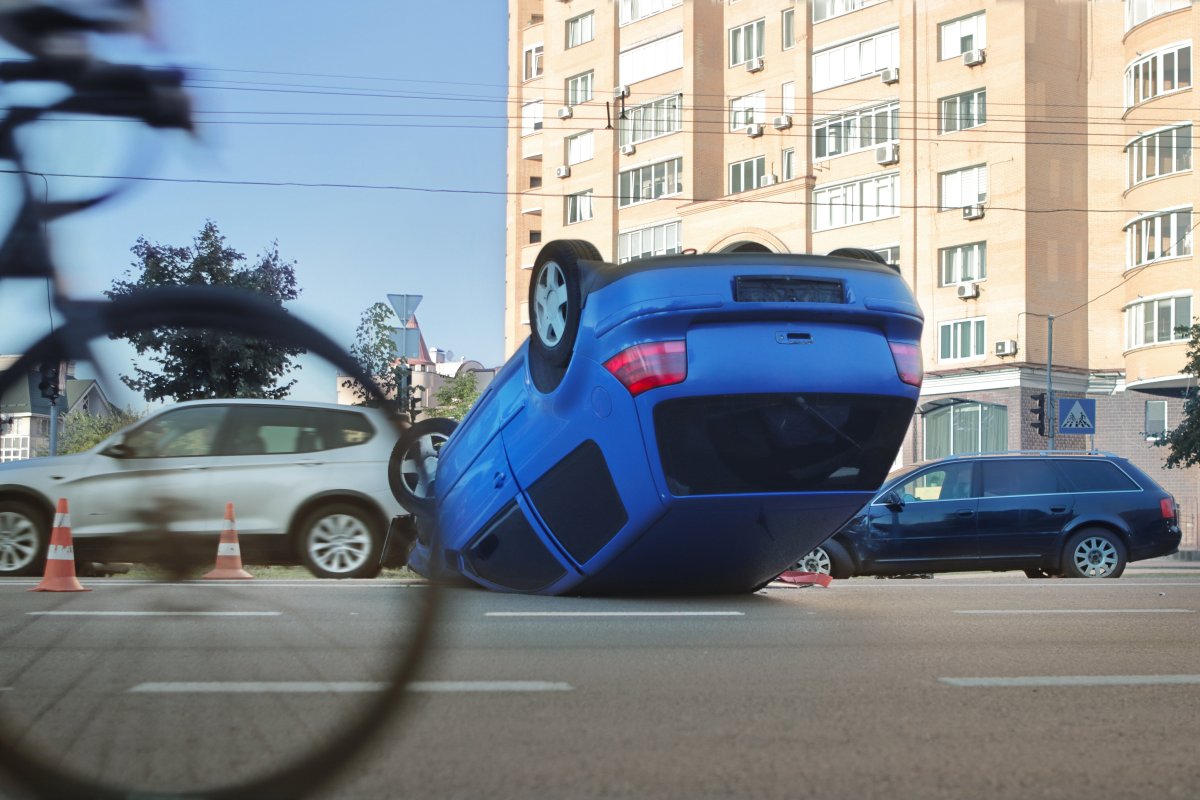 Divljao za volanom pa napravio stravičan karambol: Jedan auto završio na krovu drugog, hitne službe na terenu!