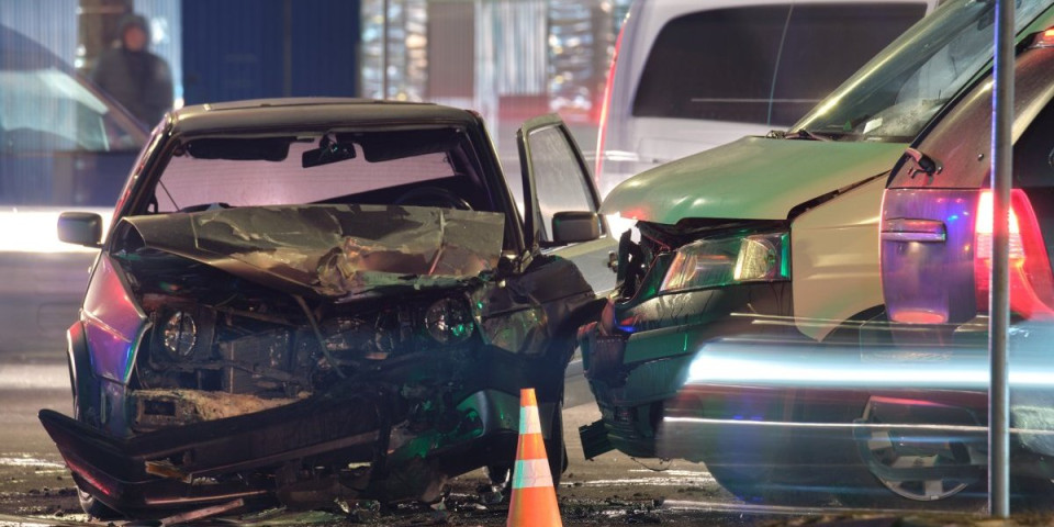 Krš i lom na magistrali: Udes automobila i šlepera, dve osobe hitno prevezene u bolnicu