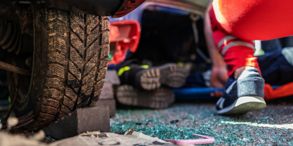 Kobna noć u Beogradu: Motociklista poginuo, troje ljudi završilo u bolnici