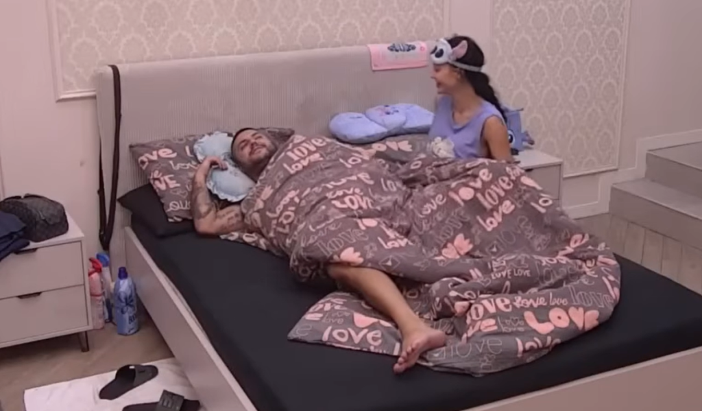 Uzela spravicu pa gurnula u zadnjicu! Maja u pohodu na Asminov zadnji trap - Kamera uhvatila perverziju!