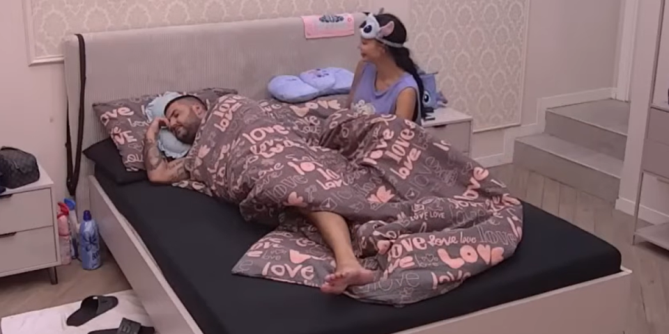 Uzela spravicu pa gurnula u zadnjicu! Maja u pohodu na Asminov zadnji trap - Kamera uhvatila perverziju!