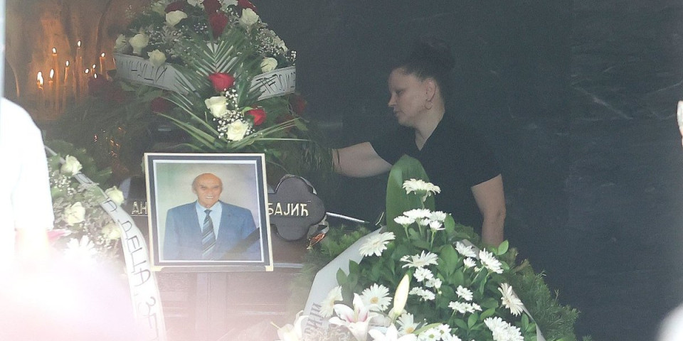 Jecaji odzvanjaju kapelom: Mala Cana se ne odvaja od kovčega pokojnog supruga - Jedva stoji na nogama (VIDEO)