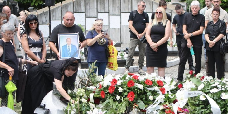 Mala Cana napravila haos na sahrani, pa se ovim rečima obratila pokojnom suprugu: "Čekaj me" (VIDEO)