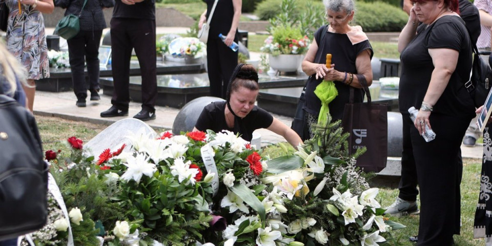 "Skloni se kad ti kažem!" Incident na sahrani - Mala Cana zvala i obezbeđenje