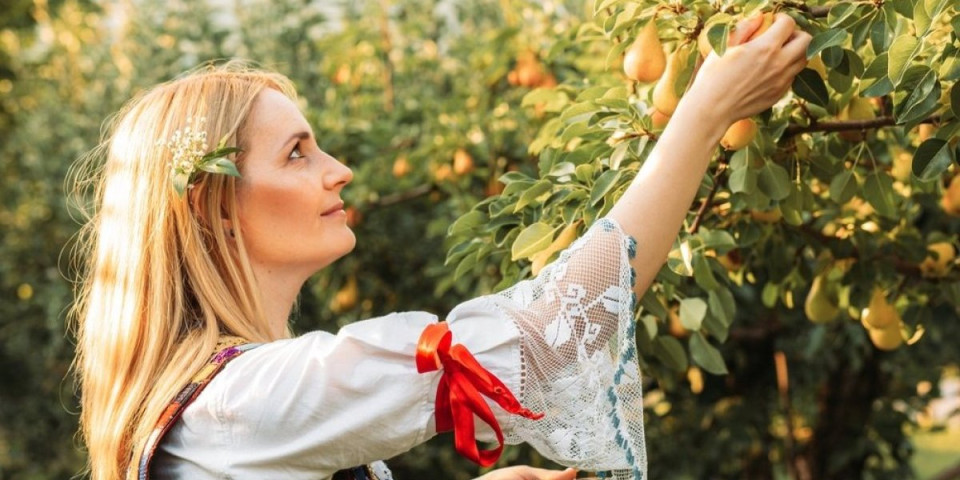 Trik sa rakijom za negu kose: Naše bake se kunule u njega, a evo koliko je bezbedan