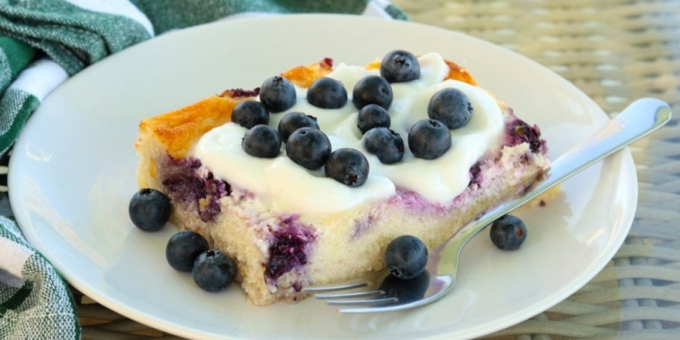 Jogurt torta sa keksom i voćem: Najbrži letnji desert koji se ne peče, a osvaja ukusom