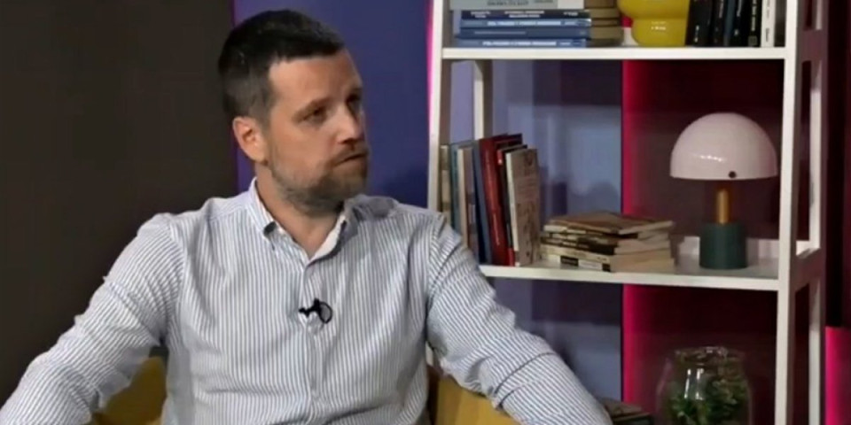 Skandal! Blokaderski analitičar otkrio kako u dve tačke naterati Srbe da priznaju da su genocidaši, pa priznao: "Plaćeni su za to!"