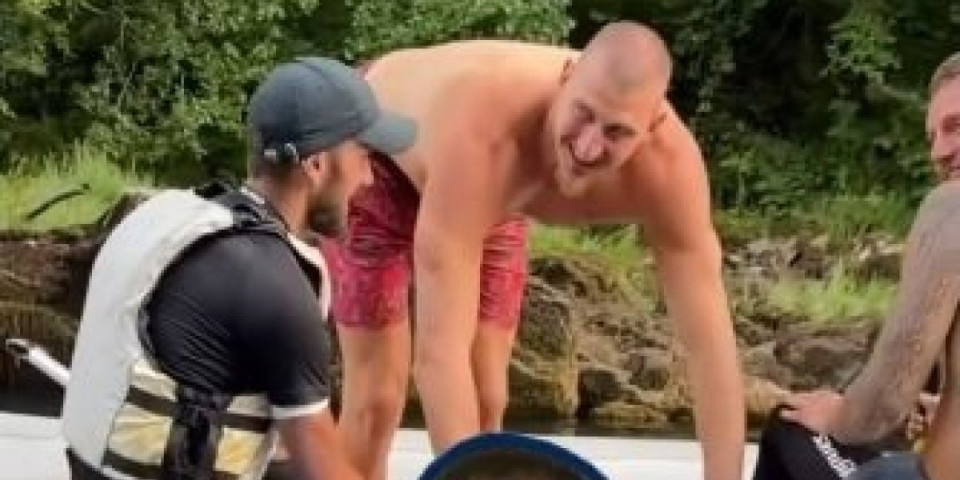 Jokić hit na raftingu na Tari - snimak nasmejao sve: "Brate, mislio sam da si malo deblji" (VIDEO)