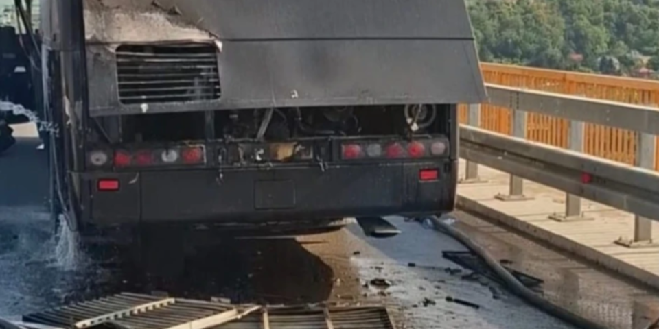 Drama na mostu kod Beške: Zapalio se autobus koji je prevozio fudbalere, zadnji deo vozila progutao plamen (FOTO)