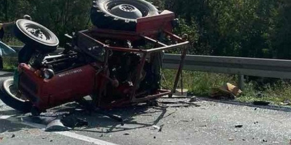 Teška nesreća u Kotraži: Prevrnula se traktorska prikolica puna drva, poginuo muškarac