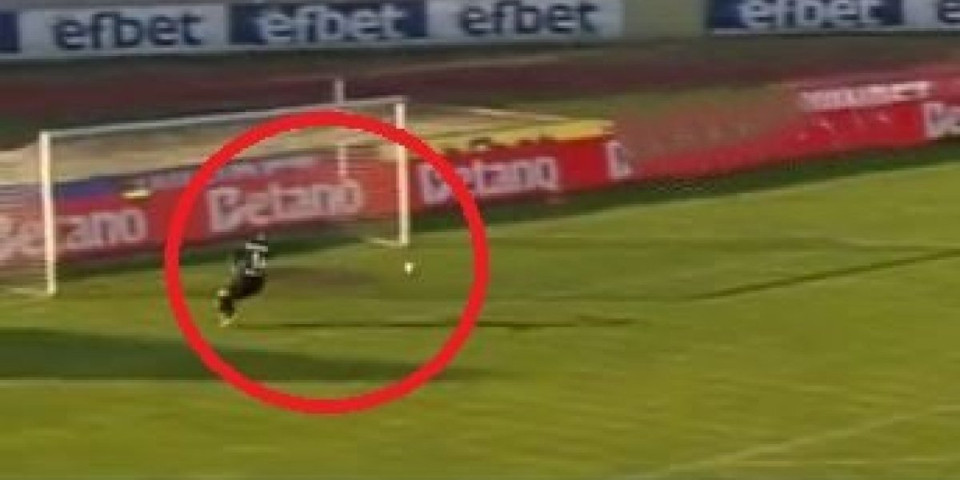 Šta uradi, čoveče?! Golman se obrukao za sva vremena, pa je l' se ovako brani (VIDEO)