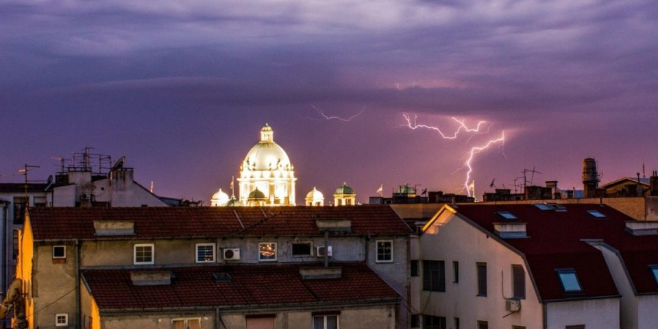Srbija pod vodom: Aranđelovac potopljen i bez struje, munje u Kruševcu, potop i u Nišu - grad desetkovao Zlatibor!
