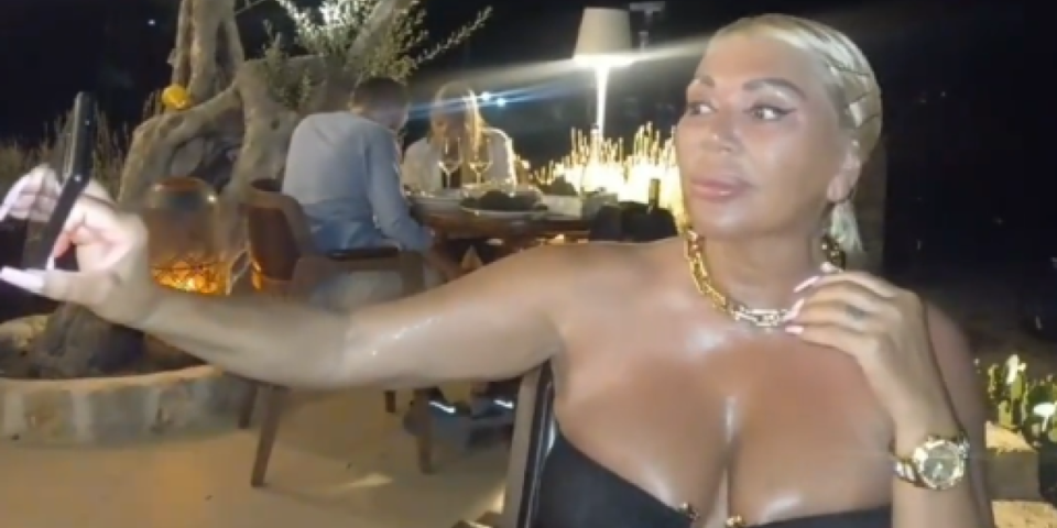 Nekad hapsila, a danas mami na greh! Seksi bivša inspektorka u akciji - Snimak za balkona se ne preskače