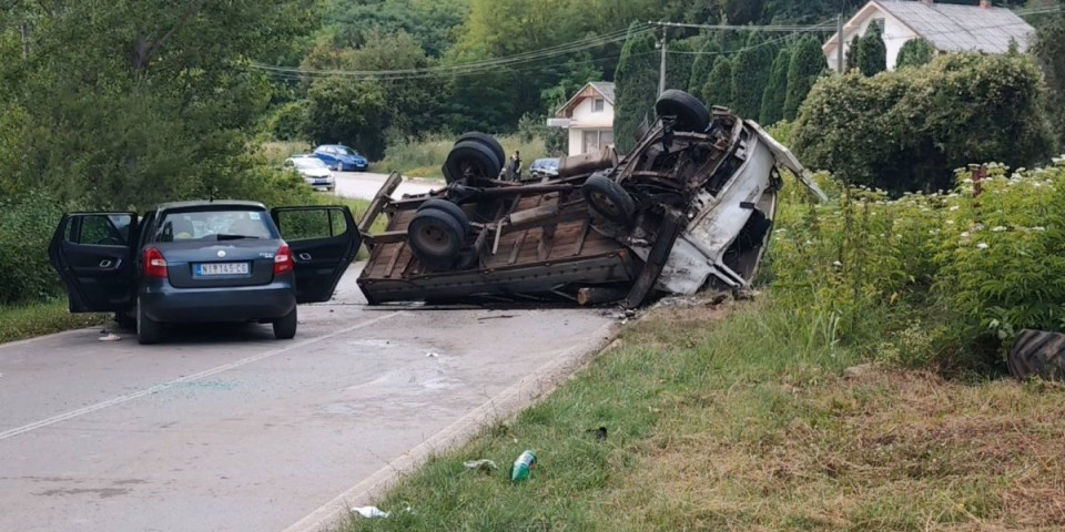 Žena ostala na mestu mrtva, jedno dete povređeno! Stravična nesreća u Gadžinom Hanu (FOTO/VIDEO)
