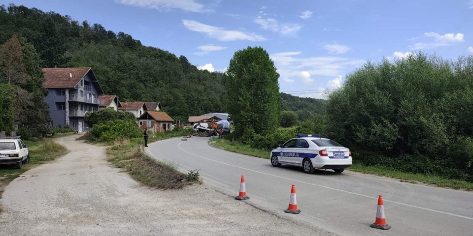 Prve fotografije i snimci saobraćajne nesreće u Gadžinom Hanu: Vozilo završilo na krovu i preprečilo put (FOTO/VIDEO)