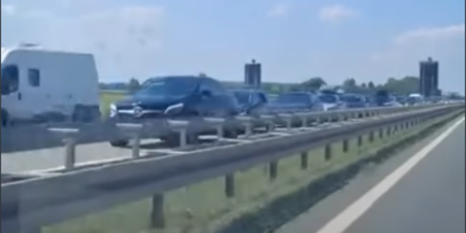 Kolaps na autoputu: Nepregledna kolona vozila na naplatnoj rampi Stara Pazova
