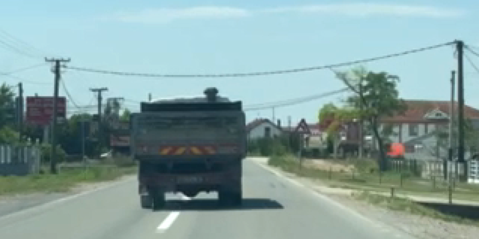 Kuku, šta ovaj radi? Opasan "ples" na točkovima (VIDEO)