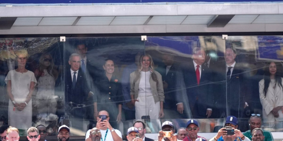 Tramp i Infantino zajedno gledaju finale kroz neprobojno staklo! Melanija ukrala šou (VIDEO)