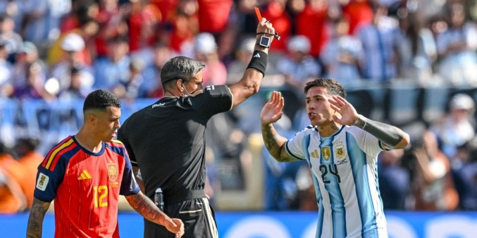 Katastrofa za Argentinu u finalu Mundijala! Fernandez isključen, "gaučosi" sa igračem manje protiv Španije