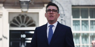 Novi gospodar Dauning strita: Ko je Endi Barnam, čovek koji je preuzeo fotelju premijera Britanije?
