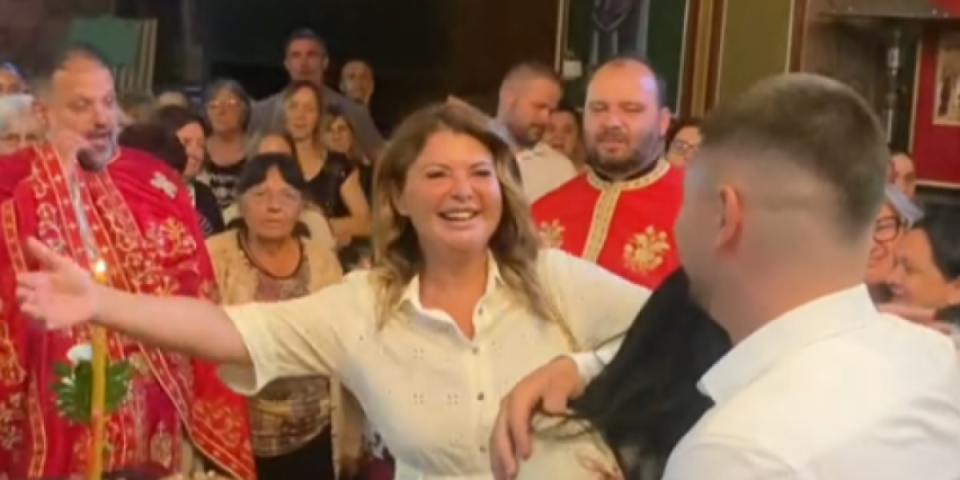Kleknuo pred prepunim hramom! Vernici zanemeli, a potom briznuli u plač - Ovo niko nije mogao da očekuje (VIDEO)