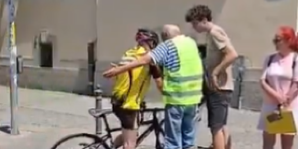 Dokle više, bre, banditi?! Blokaderska bagra usred Zemuna maltretirala nesrećnog čoveka na biciklu (VIDEO)