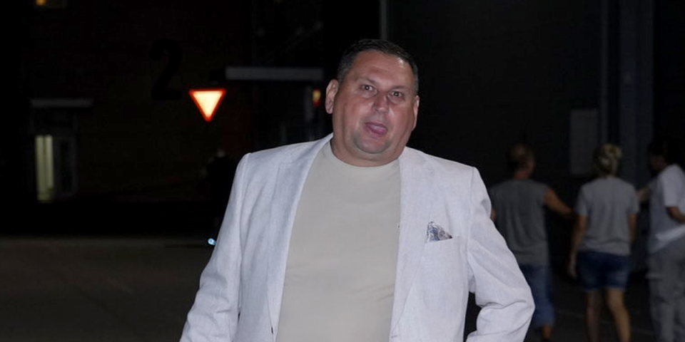 Snimili smo ga kako diže obrvicu! Bogati tatica glumi sfingu - Novinari ga rešetali, a on se zavetovao na ćutanje (VIDEO)