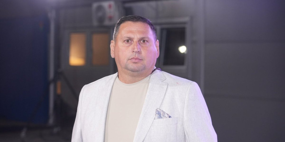 Narod ga sačekao na zicera! Taki umislio da je urednik pa počeo da preti novinarkama: Uvrede pljušte ispod snimka bahaćenja