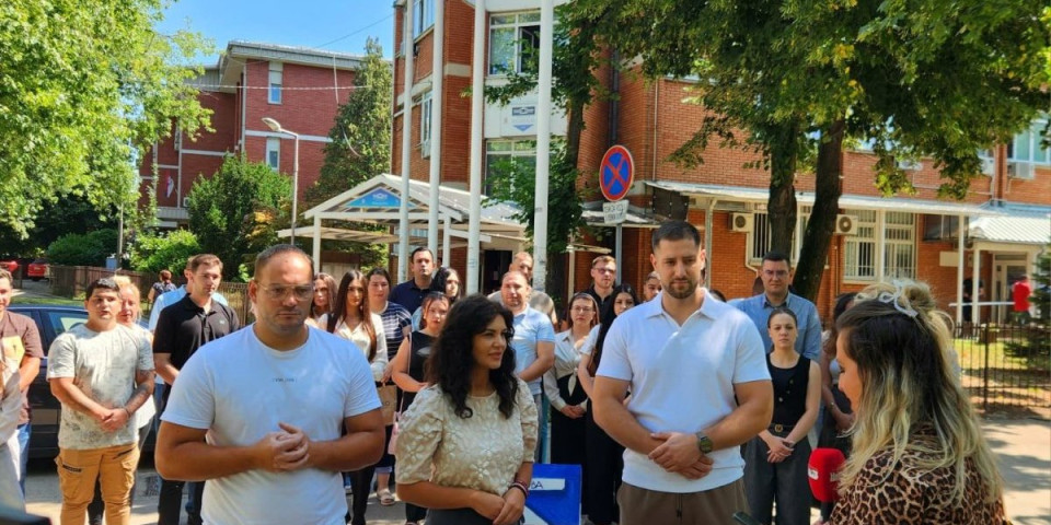 Bride obrazi: Omladina SNS održala lekciju iz političke odgovornosti Draganu Miliću