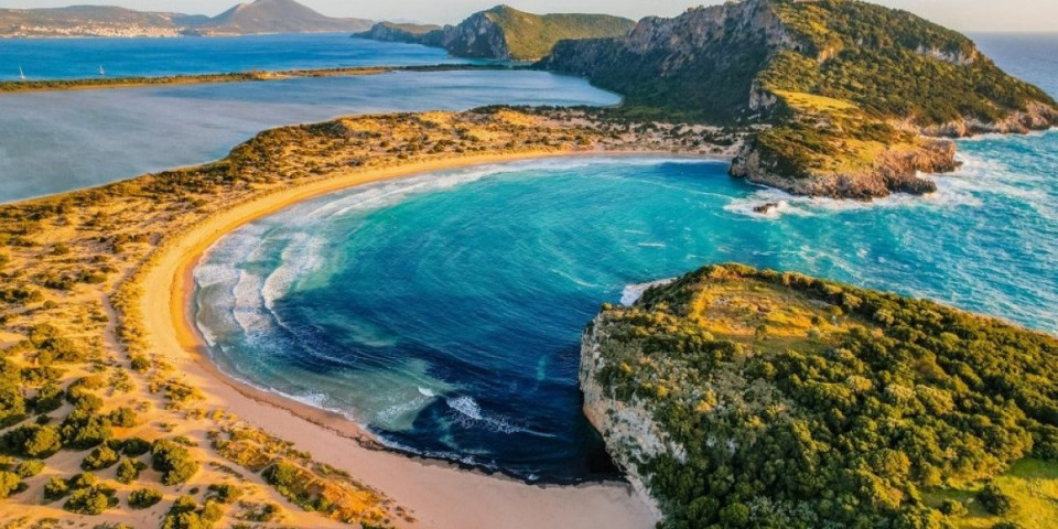 Na njoj je snimana "Odiseja": Plaža neobičnog oblika jedna je od najlepših peščanih mesta na Mediteranu (FOTO)