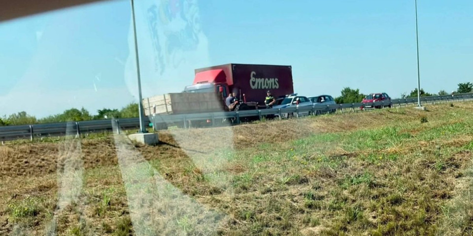 Pogledajte šta je naumio ovaj traktorista: Baksuz ili kamikaza?