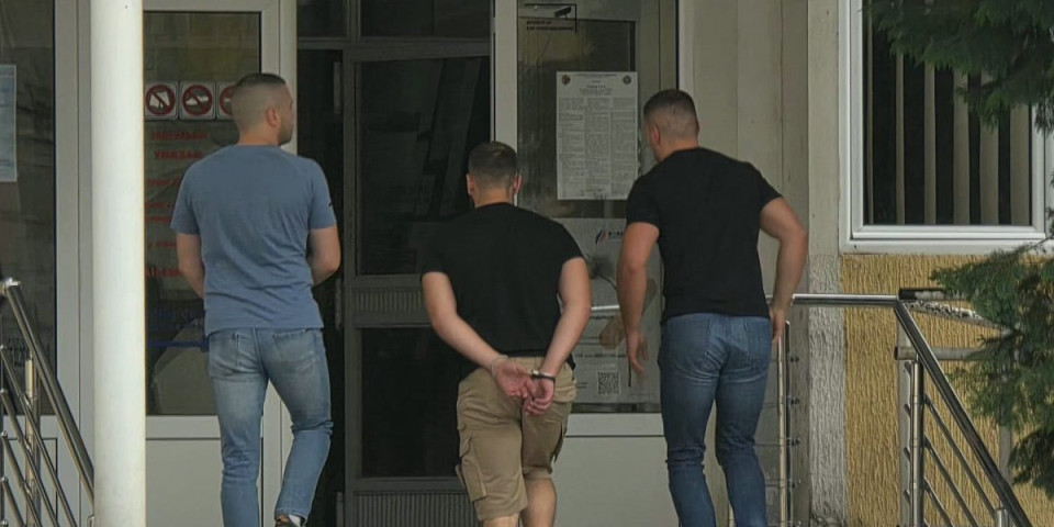 Glumio revolucionara, a u gaćama krio drogu! Raskrinkan lažni režiser iz Užica - Policija ga uhvatila na delu (FOTO)