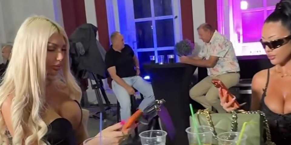 Ko su ove dve? Glumice sa sajta za odrasle stigle u Šimanovce - Sevaju intimni delovi, a žurka nije ni počela