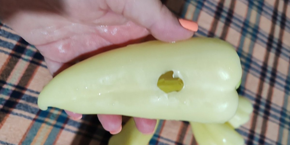 Probušite rupu na paprici pre prženja: Trik koji rešava dva najveća problema u kuhinji (FOTO)